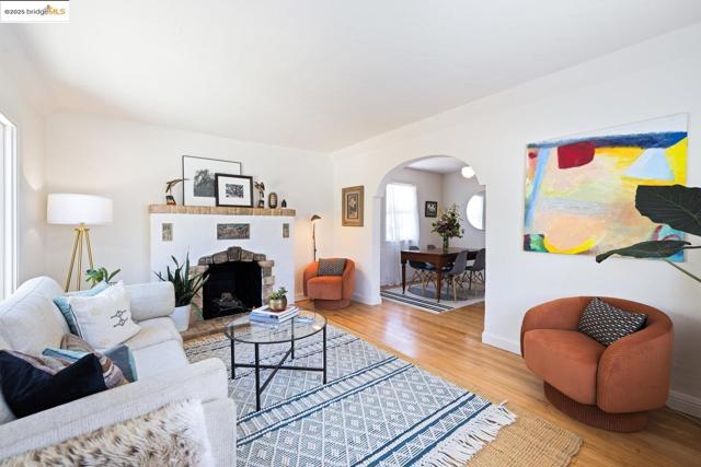 3742 Loma Vista AVE, Oakland CA: https://media.crmls.org/mediaz/990ed25c-0089-4840-b7ee-9ac6b803583f.jpg