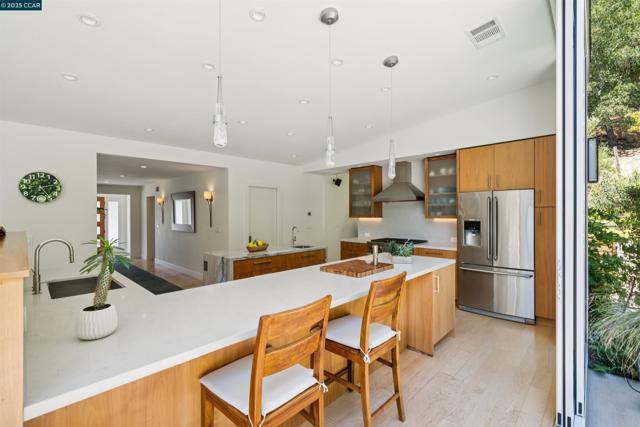 10 ICHABOD LANE, Orinda CA: https://media.crmls.org/mediaz/990ed2e8-1c0d-4027-be34-d3ec076079d5.jpg