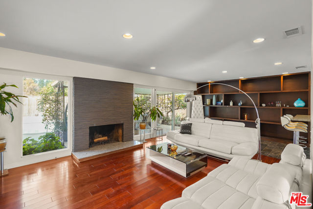 22259 Hart Street photo 6