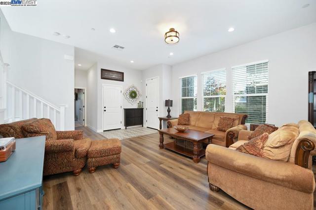 7544 Twin Bridges Ln, Citrus Heights CA: https://media.crmls.org/mediaz/99111459-0f39-474d-a19f-781af2e3cfbe.jpg