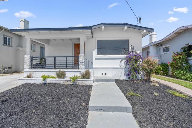 5542 Harvey Ave, Oakland CA: https://media.crmls.org/mediaz/9911b4f8-74ee-40f0-8b51-8f8f366fea7c.jpg