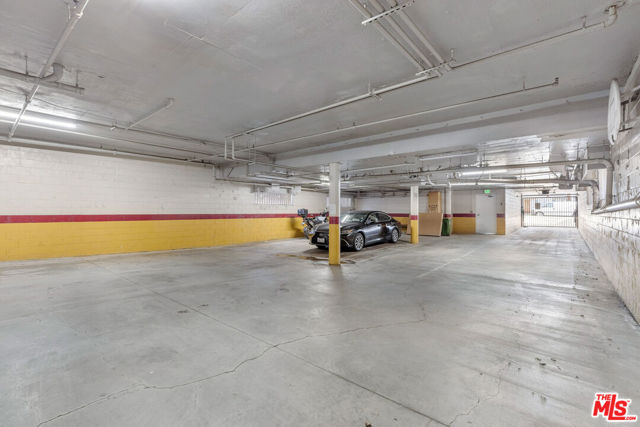 11963 Mayfield Avenue, Los Angeles CA: https://media.crmls.org/mediaz/9911ff2f-2ef3-45bb-a928-3a769981aa11.jpg