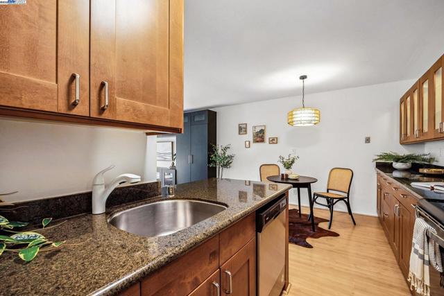 950 Shorepoint Ct, Alameda CA: https://media.crmls.org/mediaz/99124e74-432f-445f-b1dd-19c7226ec7d0.jpg