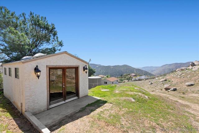 20403 Rancho Villa Rd, Ramona CA: https://media.crmls.org/mediaz/991398db-285f-4e0b-8086-616d89792317.jpg