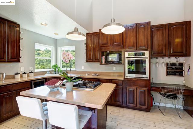 10353 Royal Oak Rd, Oakland CA: https://media.crmls.org/mediaz/9913a26e-760a-4f72-8fa1-66a2fc58c2cc.jpg