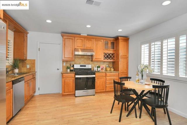 2449 Center Rd, Novato CA: https://media.crmls.org/mediaz/9914789c-fe4a-46ce-8fcf-baa7a2c08430.jpg