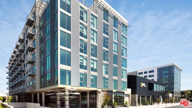 695 S Santa Fe Avenue, Los Angeles CA: https://media.crmls.org/mediaz/99151abc-cda0-4f76-88ef-3aa2294abf5e.jpg