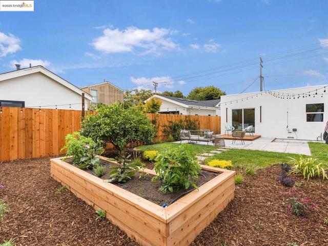 1415 10Th St, Berkeley CA: https://media.crmls.org/mediaz/99157a89-a1b9-462e-817a-17e8ff09afb1.jpg