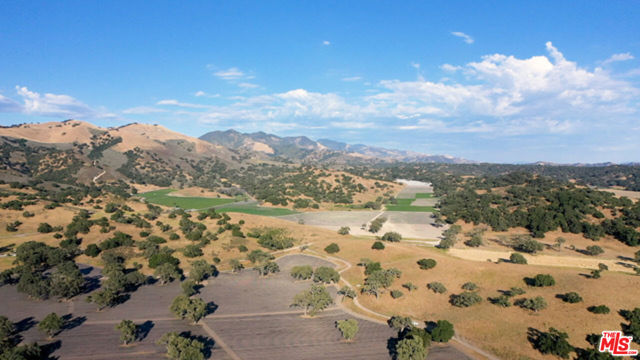 10550 Foxen Canyon Road, Los Olivos CA: https://media.crmls.org/mediaz/99162c1f-98ef-48dc-8654-82263d7226dc.jpg