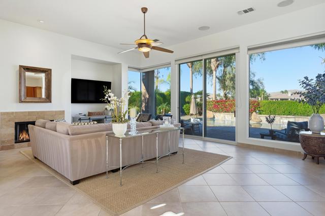 261 Loch Lomond Road, Rancho Mirage CA: https://media.crmls.org/mediaz/991638ba-890b-48b2-8869-867e508fa9ae.jpg