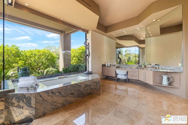 4 Paradise Cove Court, Rancho Mirage CA: https://media.crmls.org/mediaz/99179a69-fde3-4f47-8d99-50c6ff0c3cd2.jpg