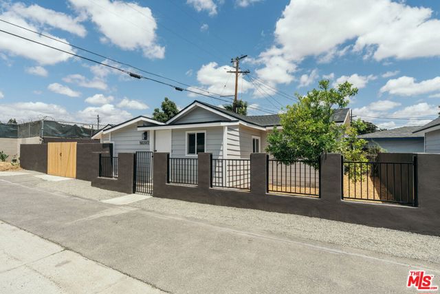 503 E Truslow Avenue, Fullerton CA: https://media.crmls.org/mediaz/991967fe-cbfb-4681-b7ac-5406d5956688.jpg