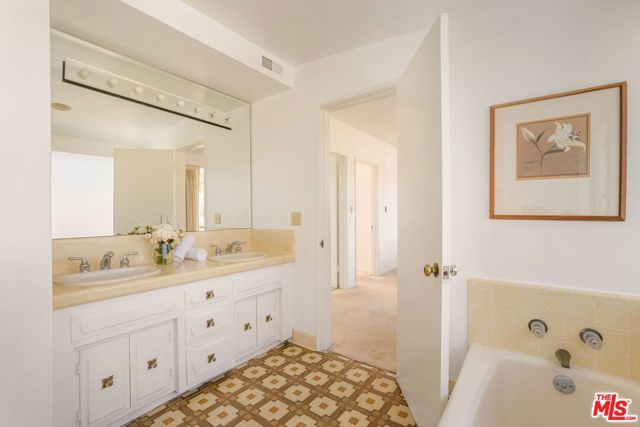 810 Franklin Street, Santa Monica CA: https://media.crmls.org/mediaz/99198296-d2aa-41e1-842d-e5af6b0700a4.jpg