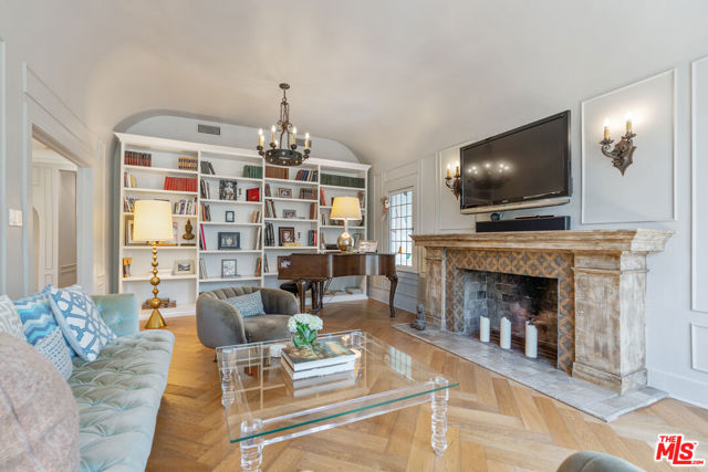 809 S Muirfield Road, Los Angeles CA: https://media.crmls.org/mediaz/991aba59-215f-4961-85df-2f720a354e8c.jpg