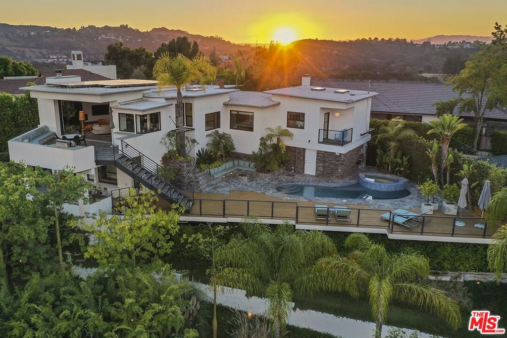 2824 Durand Drive, Hollywood, CA 90068