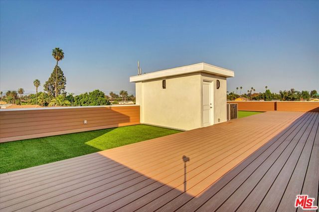 2419 S Cochran Avenue, Los Angeles CA: https://media.crmls.org/mediaz/991d84bb-5e7e-4e4f-8e7c-a9ca6cd800e4.jpg