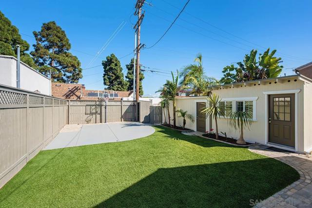 311 B Ave, Coronado CA: https://media.crmls.org/mediaz/9920383a-36ac-465a-9256-a6ef7ce7f2c0.jpg