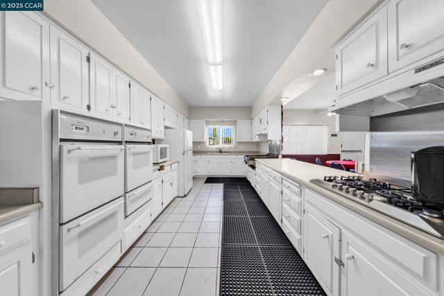 16401 San Pablo Ave, San Pablo CA: https://media.crmls.org/mediaz/9920eba4-5882-48a2-b9a4-3cbfc3e51132.jpg