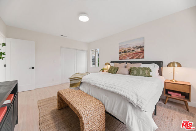 5722 Valley Ridge Avenue, Los Angeles CA: https://media.crmls.org/mediaz/99213c89-2b70-40c0-921f-057edb97928e.jpg