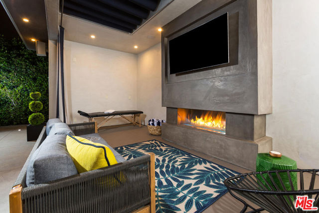 726 N Martel Avenue, Los Angeles CA: https://media.crmls.org/mediaz/9921fb4c-370f-496e-b1a6-2be8e4b293c3.jpg