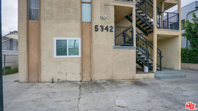5342 Lexington Avenue, Los Angeles CA: https://media.crmls.org/mediaz/99220105-948f-4c49-8552-a65f5b25f5c8.jpg