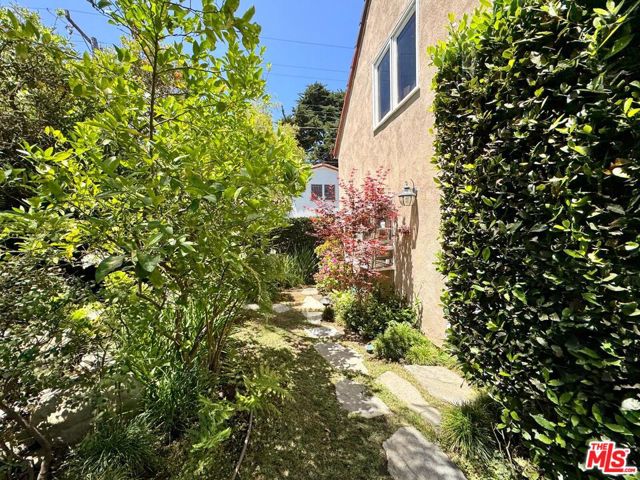 328 15th Street, Santa Monica CA: https://media.crmls.org/mediaz/99228f67-fb93-4772-b018-5eac5df7407e.jpg