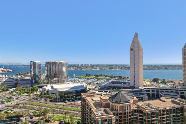 700 Front St, San Diego CA: https://media.crmls.org/mediaz/9922e498-9536-46d7-a469-9fb875474d75.jpg