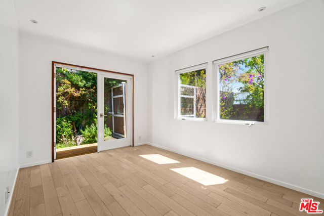 2425 Cloy Avenue, Venice CA: https://media.crmls.org/mediaz/99230a05-05ff-401d-b4ec-ced59788c96c.jpg
