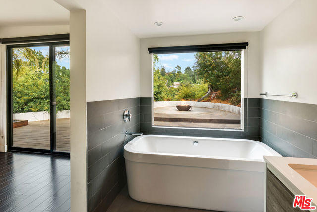 2929 Passmore Drive, Los Angeles CA: https://media.crmls.org/mediaz/9923fc28-56c3-437d-97d7-280c1290d0ac.jpg