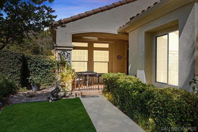 2385 Amber Oak Ln, Escondido CA: https://media.crmls.org/mediaz/992420bb-97e0-4781-add3-8032fbab1a44.jpg