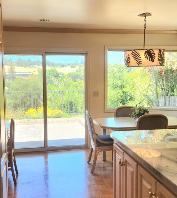 287 Portola Road, Portola Valley CA: https://media.crmls.org/mediaz/99245481-bc1a-4a79-844b-7a29c04c1bc3.jpg