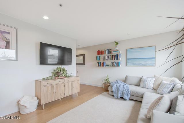 285 N Ventura Avenue, Ventura CA: https://media.crmls.org/mediaz/9924767b-e682-465e-8a14-b8eda404f97b.jpg