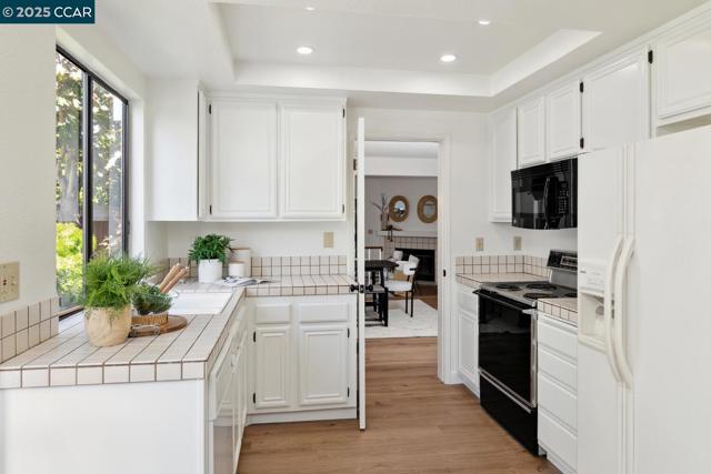 23 Shepardson Ln, Alameda CA: https://media.crmls.org/mediaz/9924aa47-6151-4635-ab24-498417fe969b.jpg