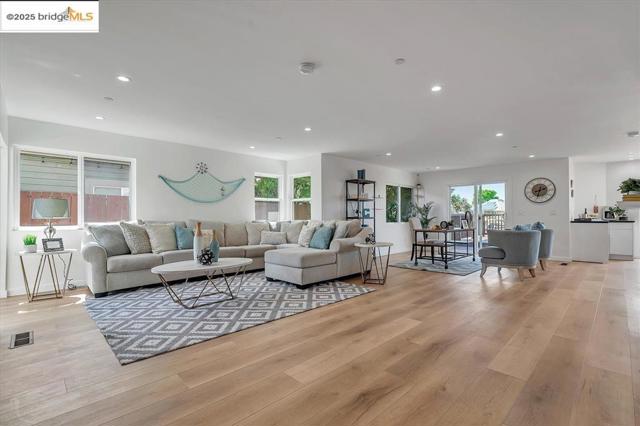 1642 Dune Point Ct, Discovery Bay CA: https://media.crmls.org/mediaz/9925640d-75a4-4627-8ef3-8487e5db820f.jpg