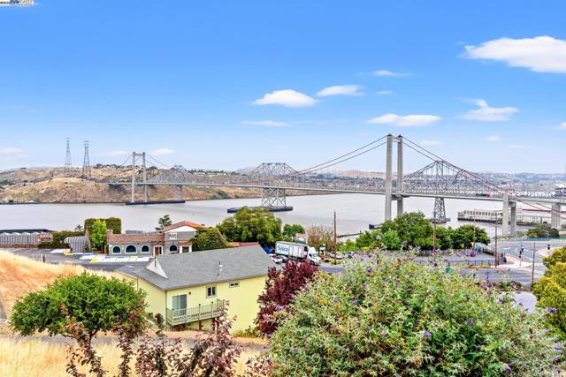 104 Bridgeview Ct, Crockett CA: https://media.crmls.org/mediaz/99257b7a-6599-4d7c-88b7-61921c662361.jpg