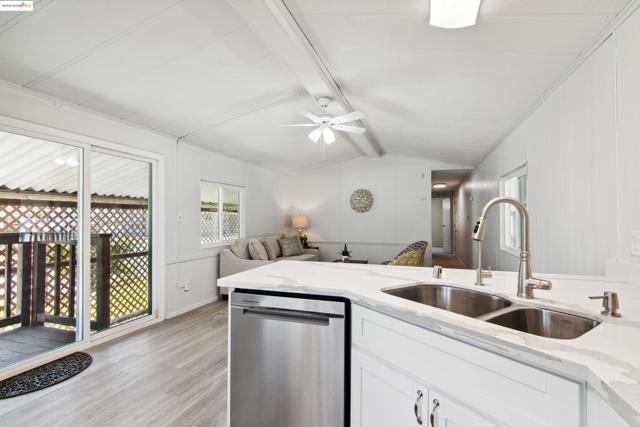 301 Alcott Ct, Bethel Island CA: https://media.crmls.org/mediaz/99260329-696e-434e-b3fb-433720035384.jpg