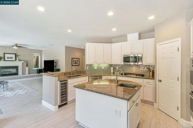 1039 Rolling Woods Way, Concord CA: https://media.crmls.org/mediaz/9926a312-ea62-4666-b741-4a08b2319bf1.jpg