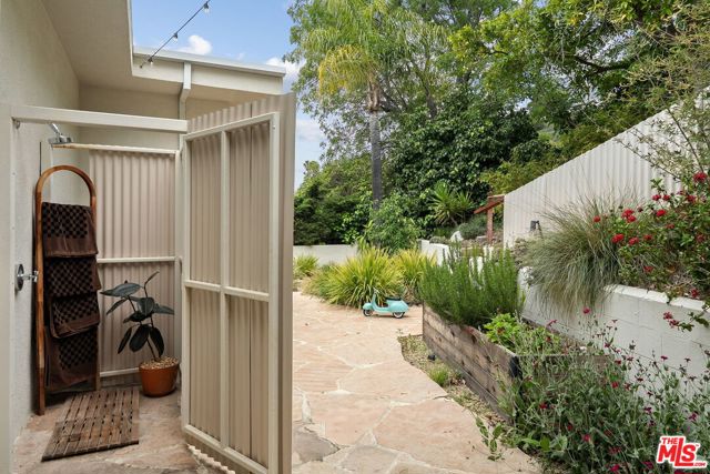 11513 Dona Cecilia Drive, Studio City CA: https://media.crmls.org/mediaz/99271b98-1c49-4015-aa21-e8634983952c.jpg