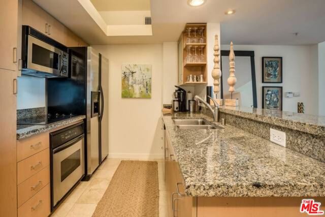 13700 Marina Pointe Drive, Venice CA: https://media.crmls.org/mediaz/99275634-9d79-4ca0-8ca1-8722afa7d987.jpg