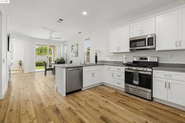 1040 Bismarck Terr, Brentwood CA: https://media.crmls.org/mediaz/9927e2d3-df8d-45dc-916d-11d516a227e6.jpg