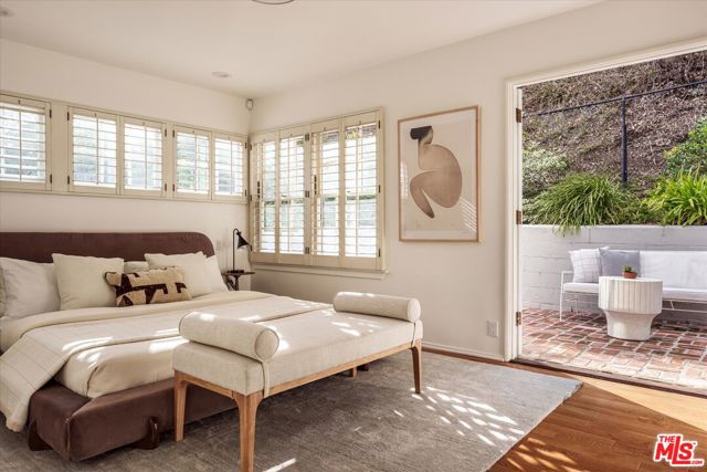 5657 Valley Oak Drive, Los Angeles CA: https://media.crmls.org/mediaz/9929b55f-41fb-4e28-a11c-900d986ba197.jpg