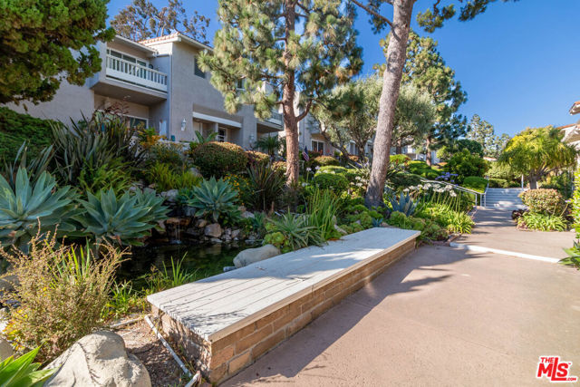 28374 Rey De Copas Lane, Malibu CA: https://media.crmls.org/mediaz/9929fad3-f662-40c8-bb9c-4c3b66ec798b.jpg