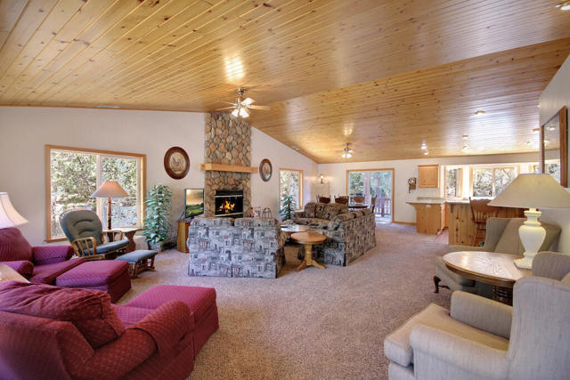1769 Cascade Road, Big Bear CA: https://media.crmls.org/mediaz/992acb20-0145-4a0f-908d-b7ecc0303a91.jpg