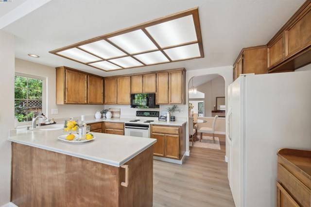 4182 Garatti Court, Pleasanton CA: https://media.crmls.org/mediaz/992b6aaf-717f-409f-9b03-e305e7632765.jpg