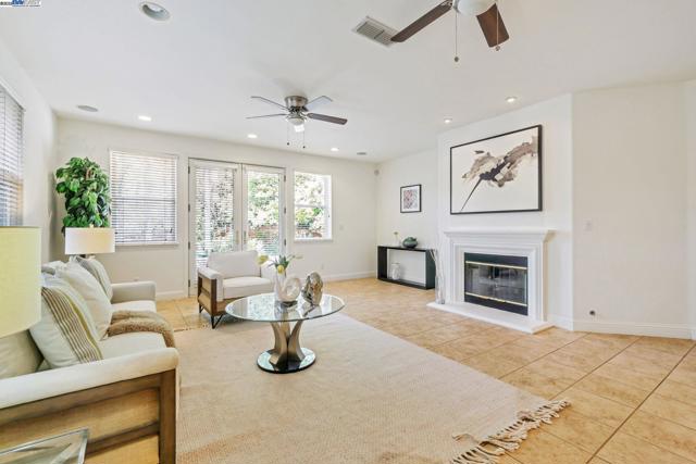 135 Cara Ct, Walnut Creek CA: https://media.crmls.org/mediaz/992be251-7641-4a9d-8ebf-1f0e151cf1f1.jpg