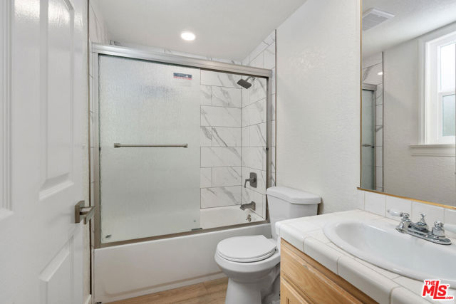19555 Oxnard Street, Tarzana CA: https://media.crmls.org/mediaz/992dfc04-0469-47d6-b99c-621052d1b892.jpg