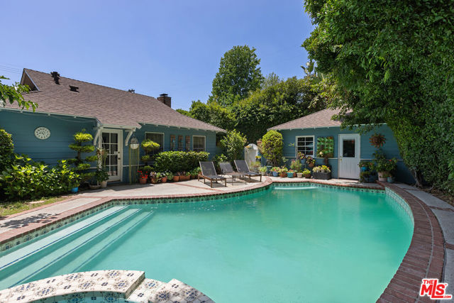 Beautiful Sparkling Pool with Detached Garage