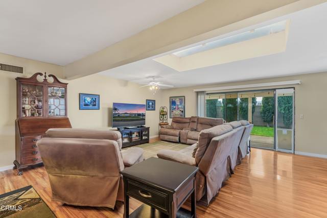 Detail Gallery Image 5 of 44 For 4056 Cochran St, Simi Valley,  CA 93063 - 3 Beds | 3 Baths