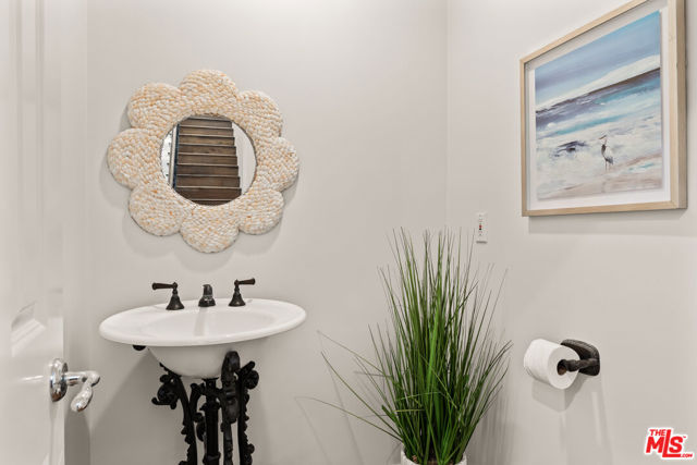 7354 Trask Avenue, Playa del Rey CA: https://media.crmls.org/mediaz/9930807e-da7d-41e1-a2ac-2d1844e1651f.jpg