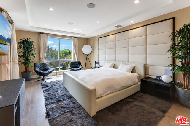 460 N Palm Drive, Beverly Hills CA: https://media.crmls.org/mediaz/9930cd08-4ef0-42bd-b0d1-22ab79126f8a.jpg